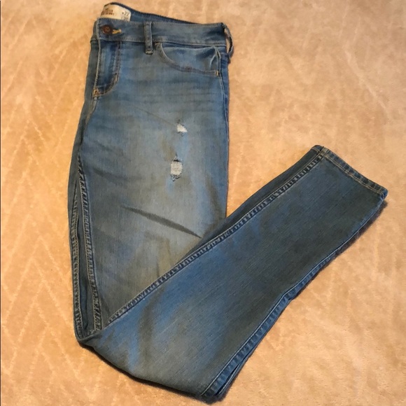 Hollister Light-Washed Skinny Jeans - Picture 2 of 4